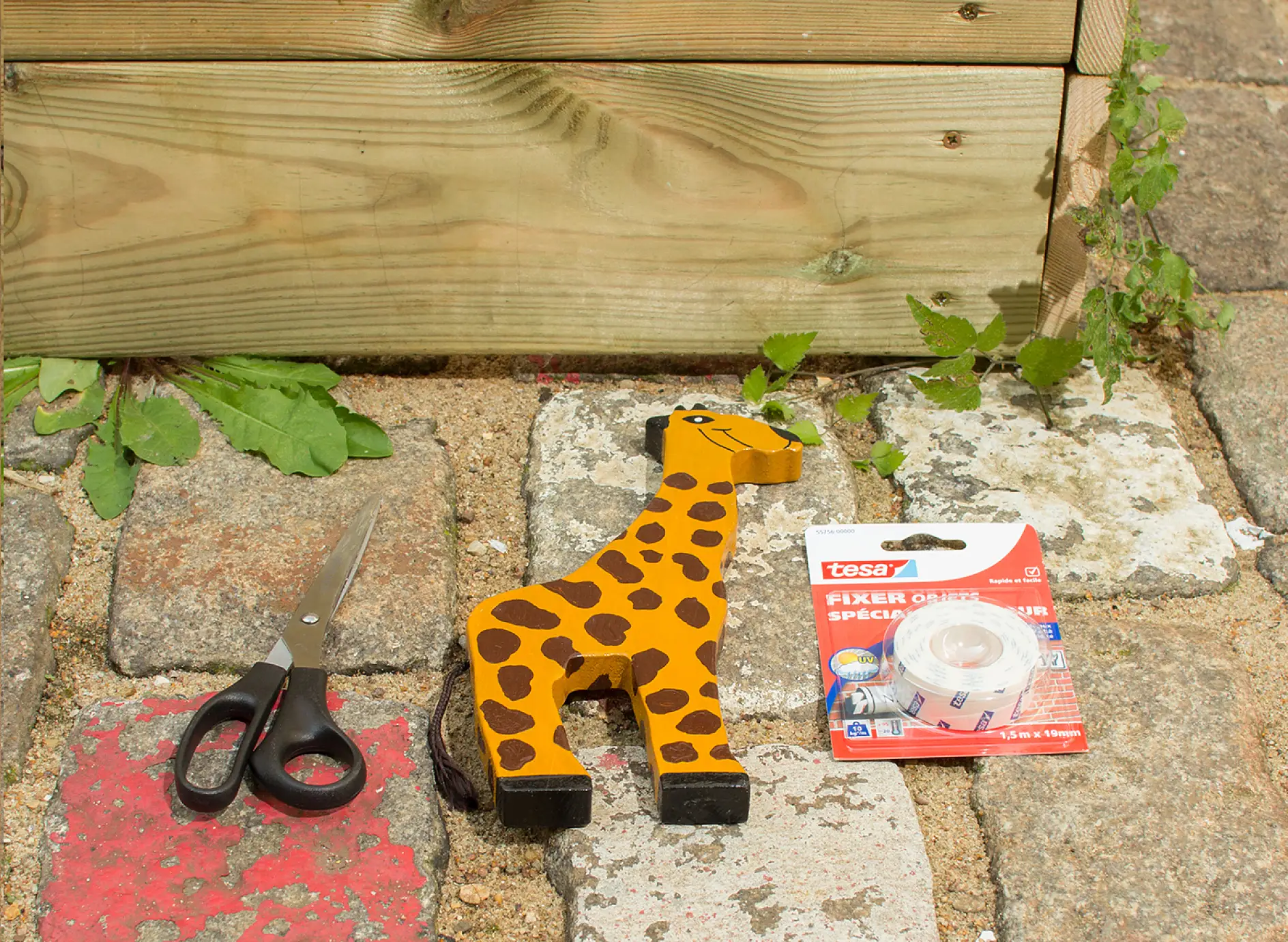 Scissors, wooden animal and tesa Powerbond® OUTDOOR adhesive tape.