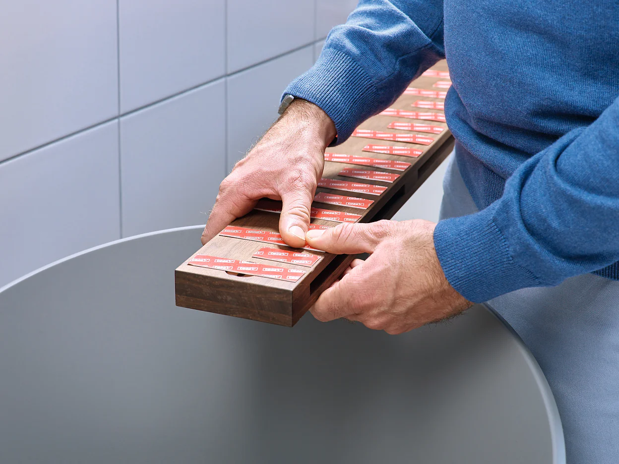 [en-en] tesa Smart Mounting System Mounting Tape 1,5x19 5x19 Tiles Step 3 of 6