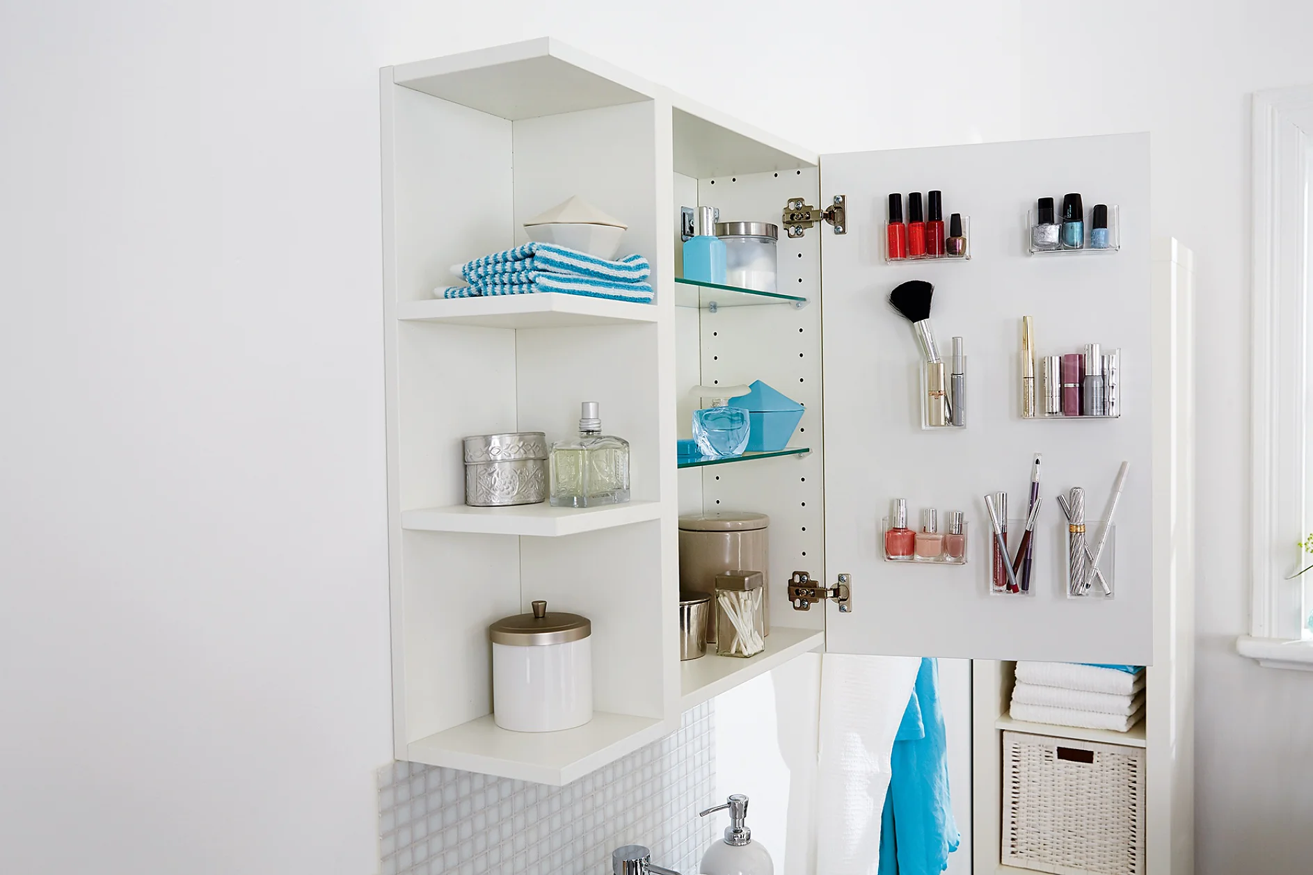 Are your lipstick, nail polish and other cosmetics getting lost on your shelves? If so, keep them in clear acrylic glass containers, attached almost invisibly to the inside of your glass or mirrored cupboard door, using tesa Powerbond® TRANSPARENT.