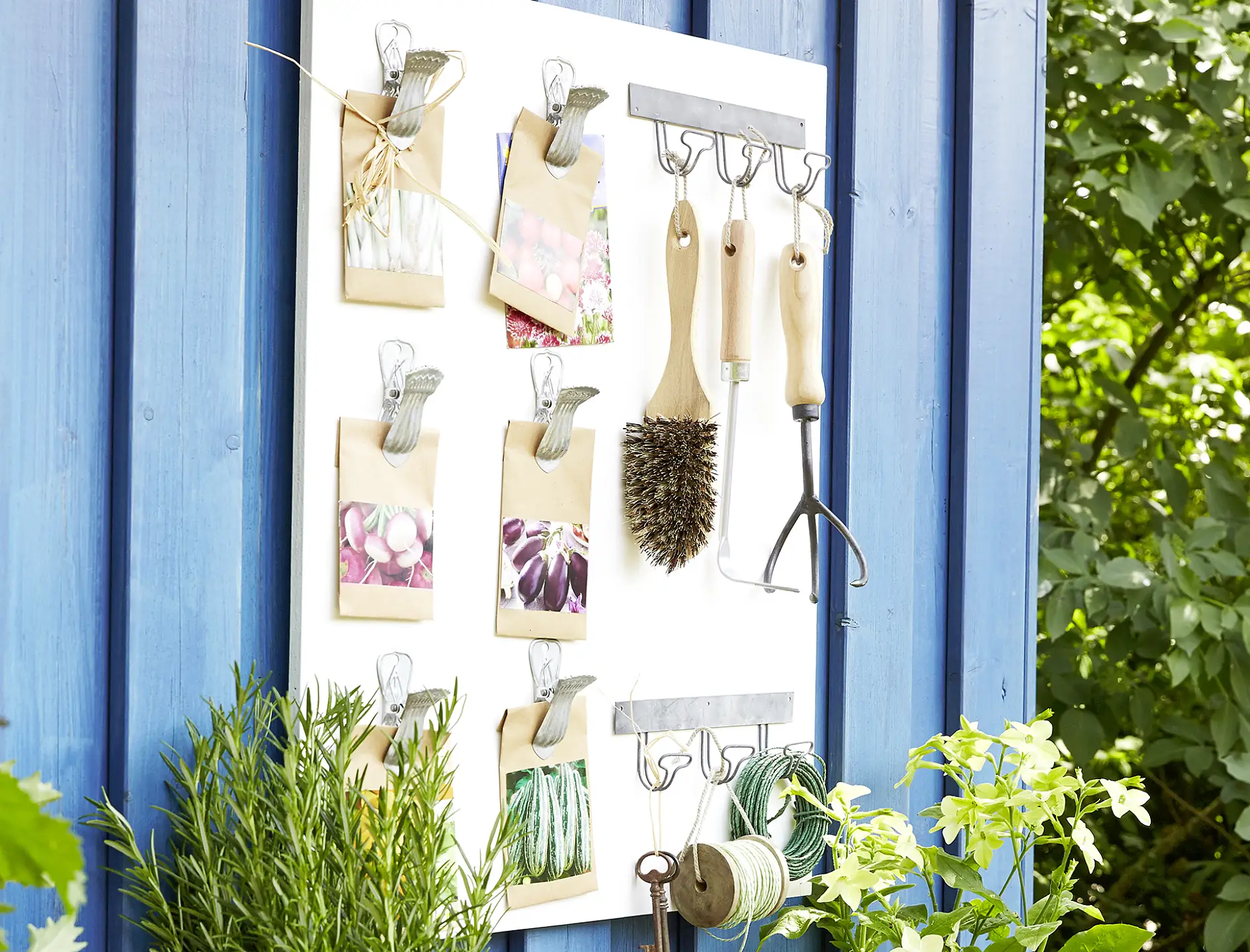 Keep your packets of seeds, and garden tools, in perfect order by arranging them on a white-varnished wooden board. Ultra strong double-sided tape can be used to fix decorative metal clasps and metal hook strips firmly in place.