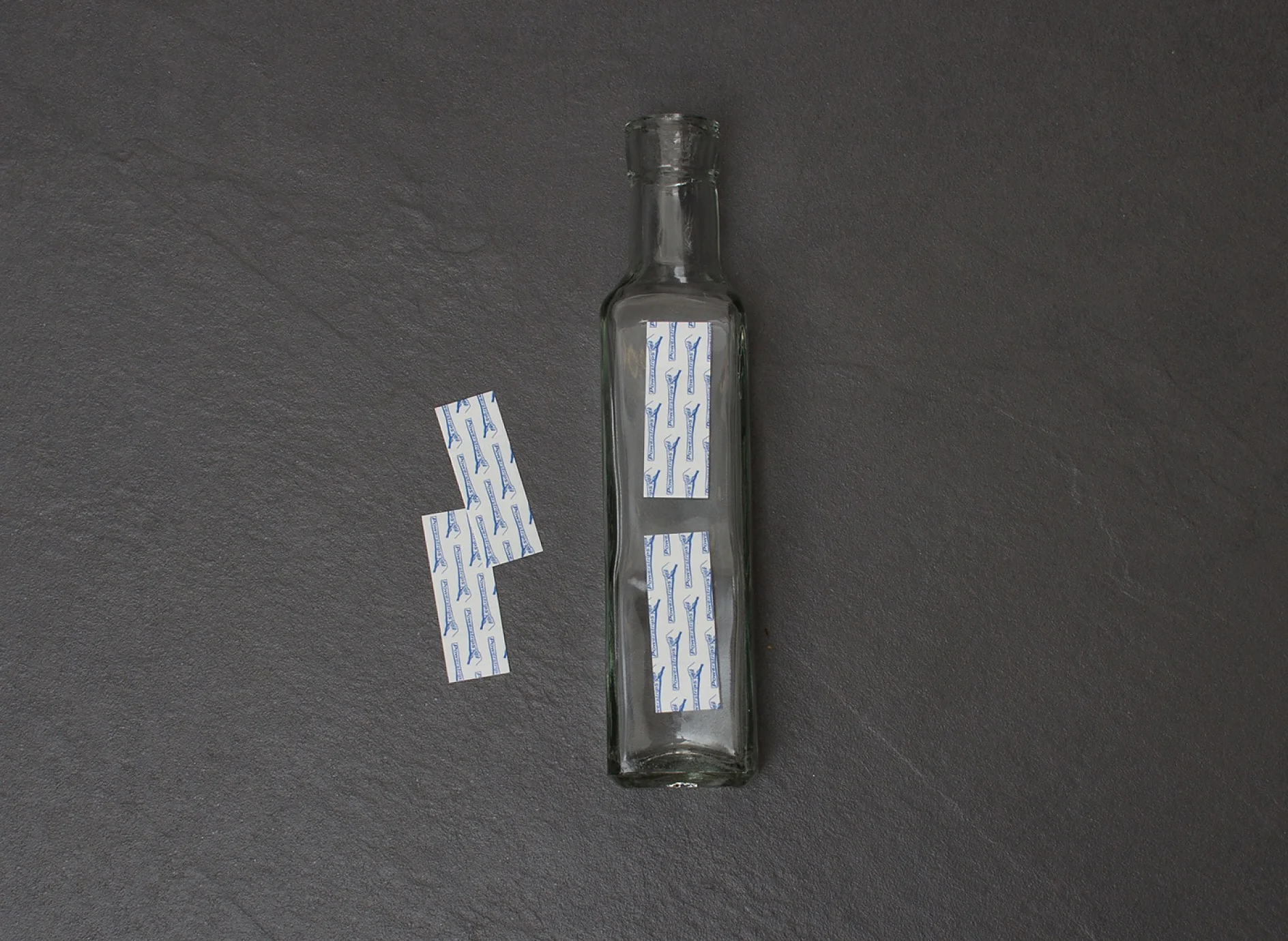 The tesa Powerstrips® Strips Transparent Large are first fixed to the bottles.