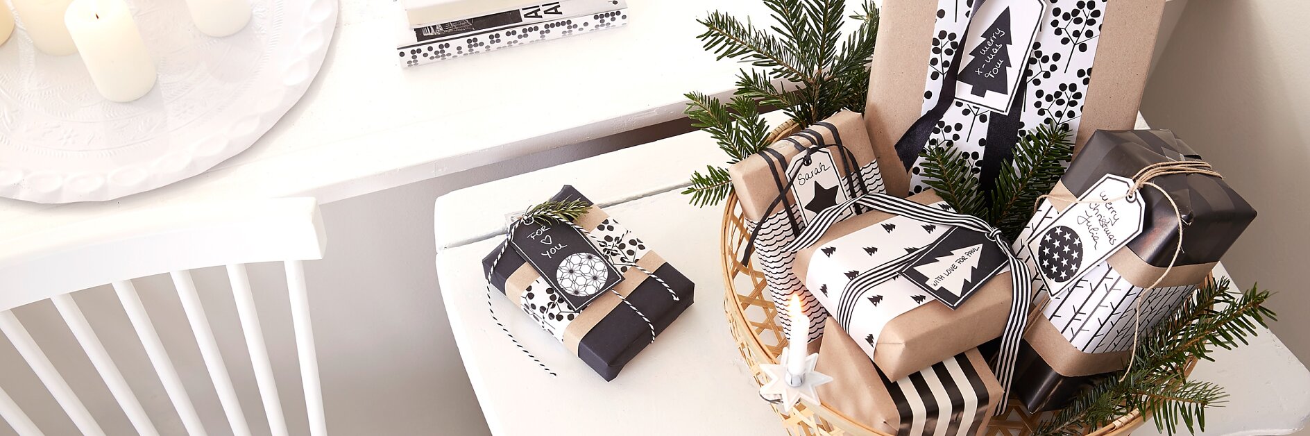 Ces étiquettes cadeaux faites maison indiquent clairement à qui chaque cadeau est destiné.