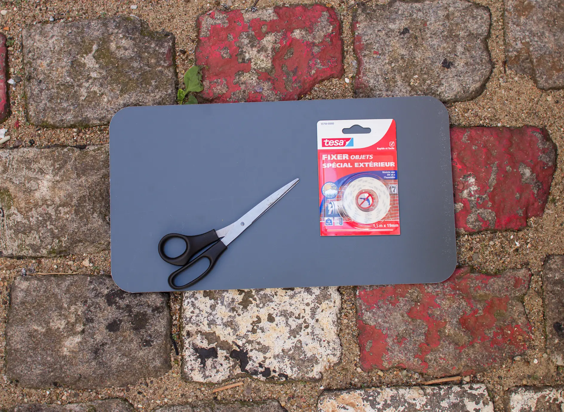 Sign, scissors and double-sided mounting tape tesa Powerbond® OUTDOOR