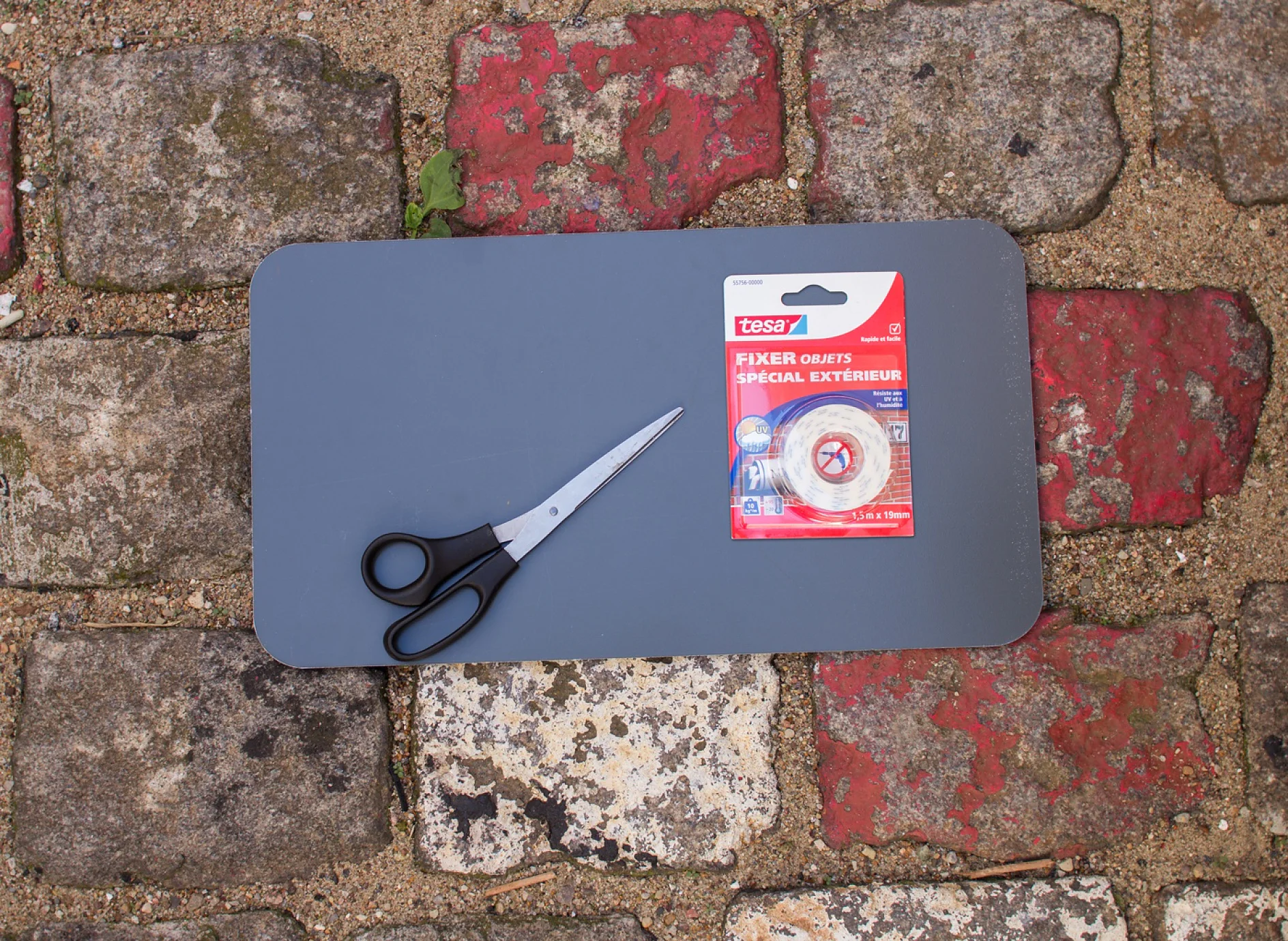 Sign, scissors and double-sided mounting tape tesa Powerbond® OUTDOOR