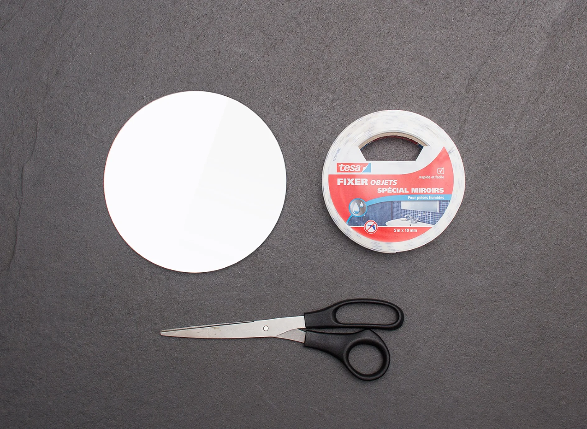 Scissors, small make-up mirror and tesa Powerbond® MIRROR adhesive tape.