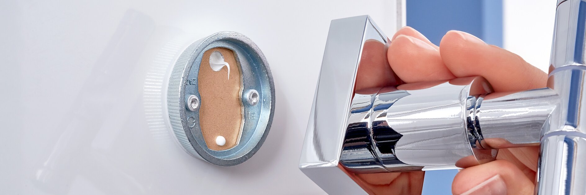 Installez solidement tous vos accessoires au mur sans outil ni perçage – faites confiance à la technologie complète tesa® Power.Kit.