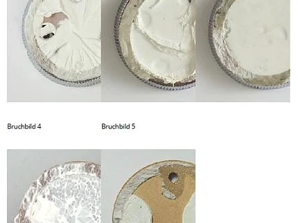 Cinq images d’objets ronds, intitulées Bruchbild 1 à 5, montrent différents états d’une substance blanche fissurée ou usée sur des surfaces circulaires. Chaque image présente des motifs variés de fragmentation et d’exposition du matériau sous-jacent à l’aide d’un ruban tesa. (This text has been generated by AI)