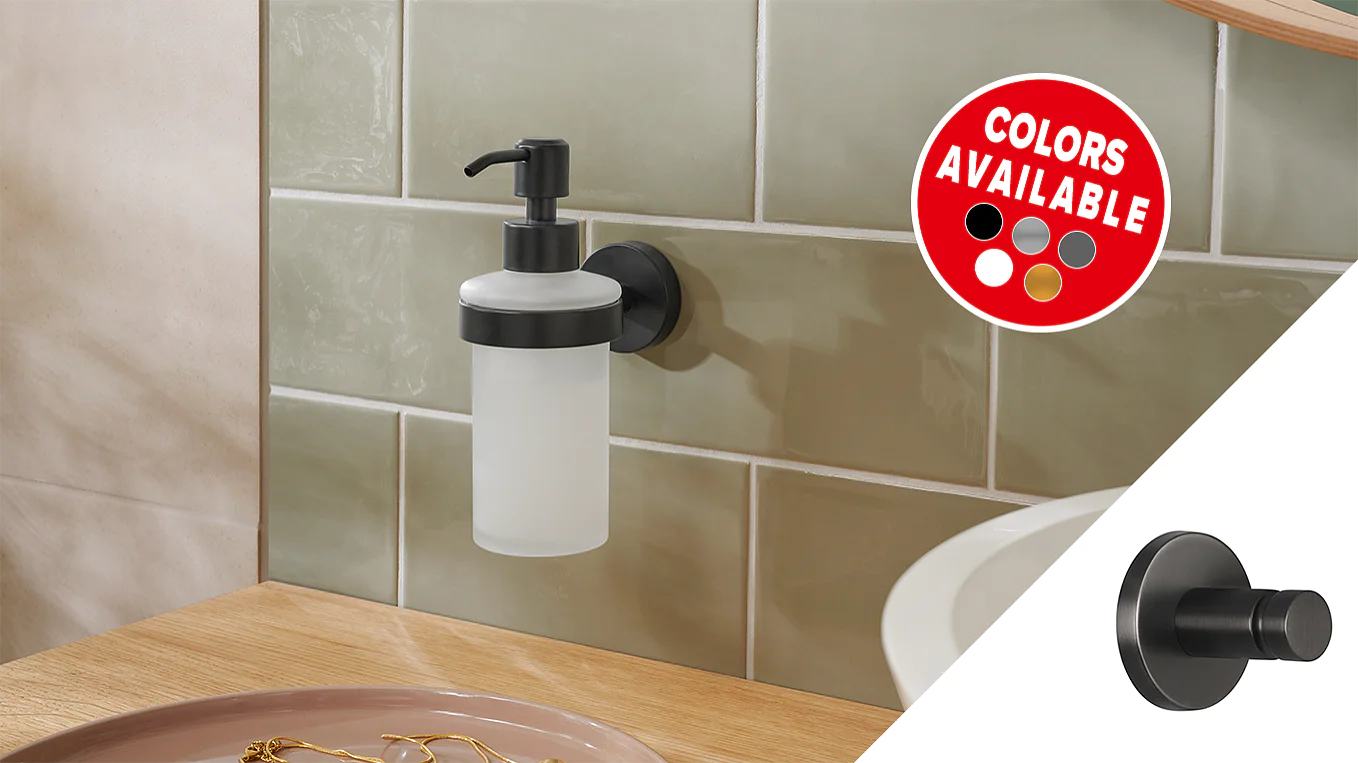 A wall-mounted soap dispenser with a frosted bottle and black pump is attached to a light green tiled wall using tesa tape. A circular decal shows various available colors: red, white, gray, beige, and black. A wooden counter is in the foreground. (This text has been generated by AI)