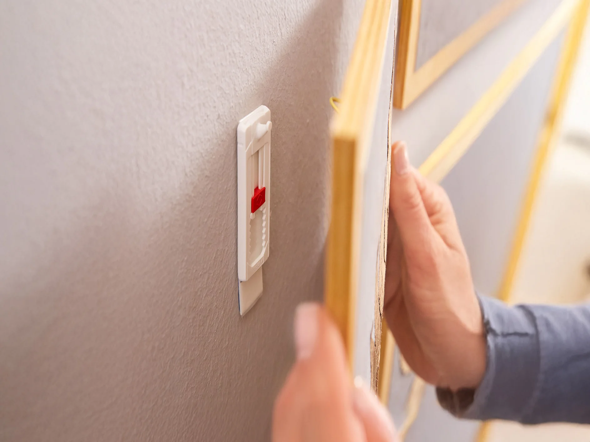 tsms-adhesive-nail-hanging2