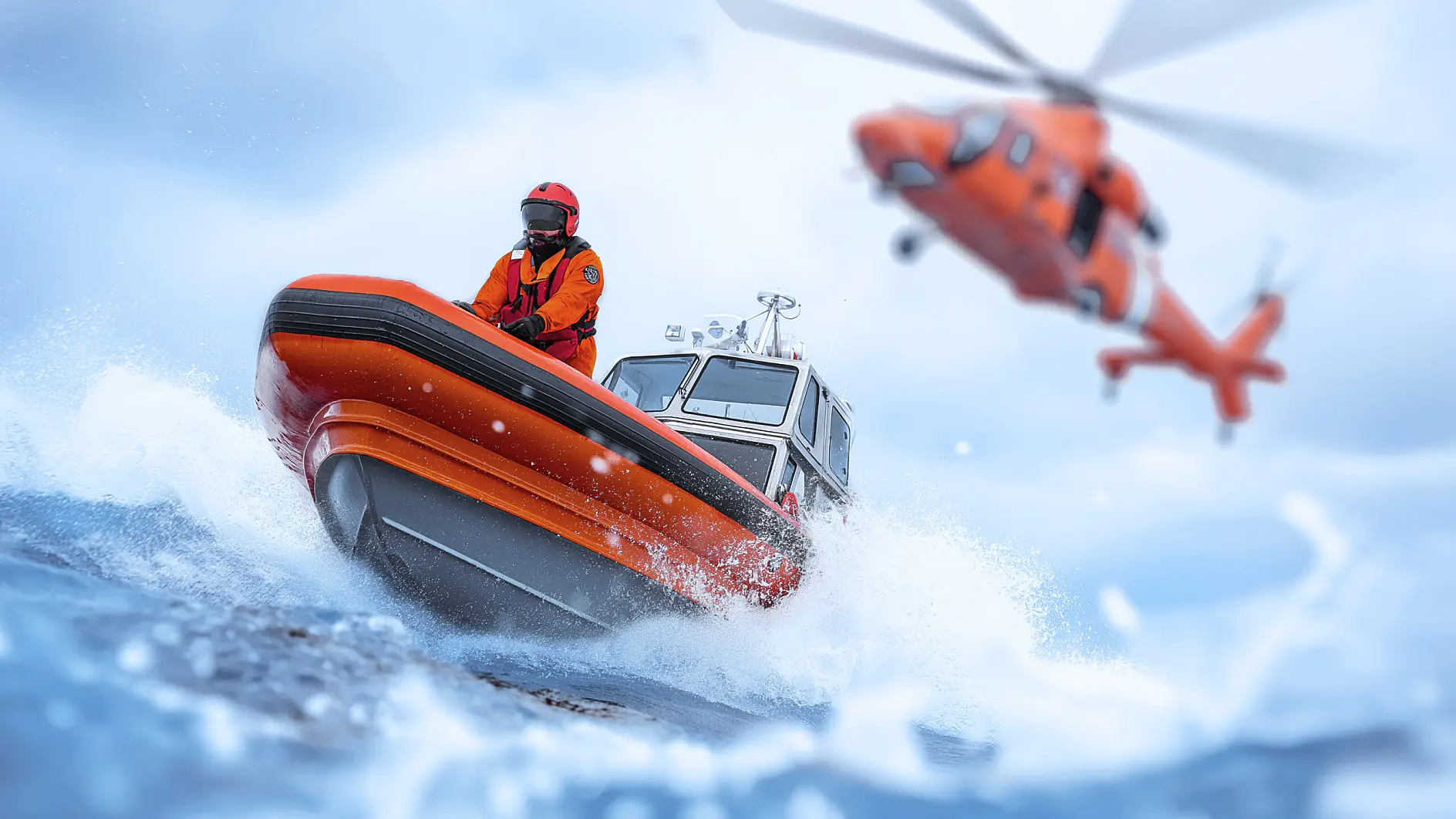 Bateau de sauvetage filant sur une mer agitée avec un membre d'équipage en tenue orange et un hélicoptère en vol stationnaire à proximité.