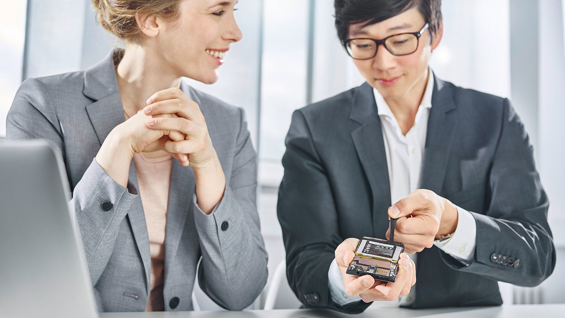 Employé de tesa effectuant la démonstration de Bond & Detach® de tesa