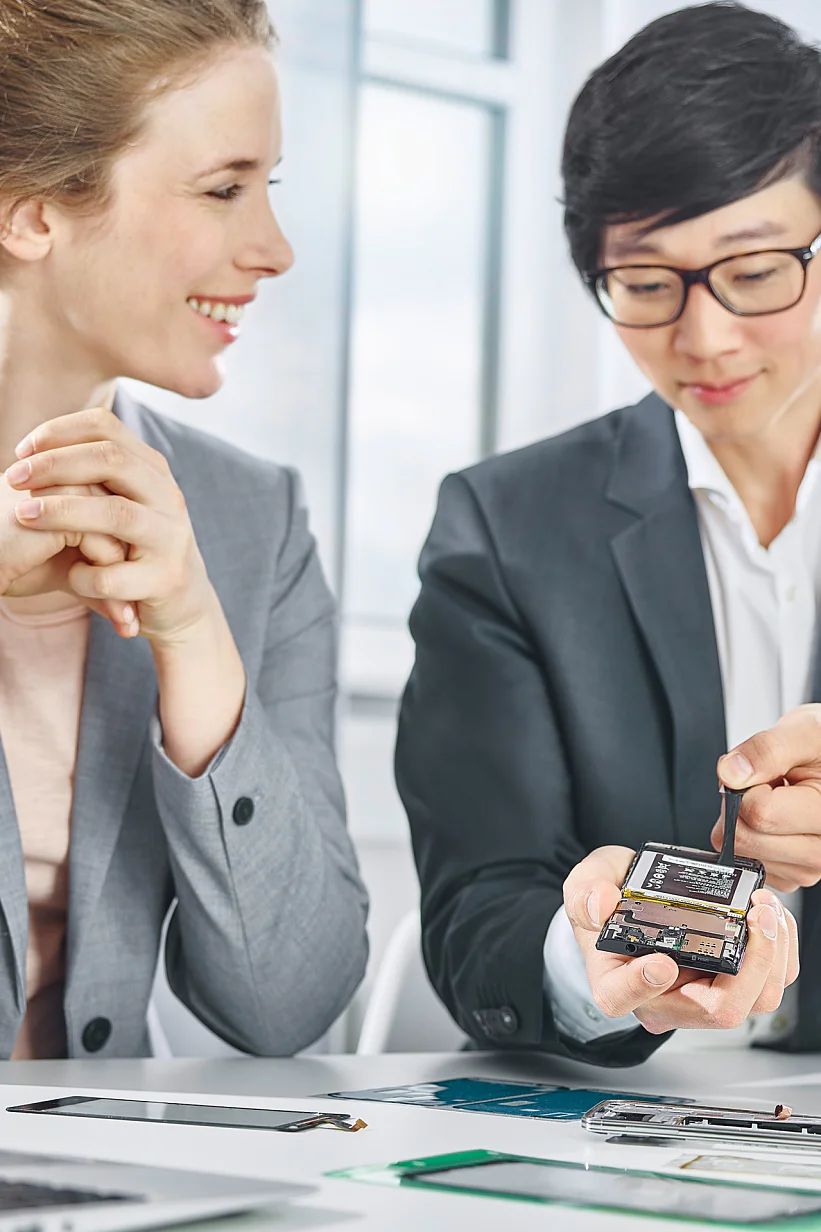 Employé de tesa effectuant la démonstration de Bond & Detach® de tesa