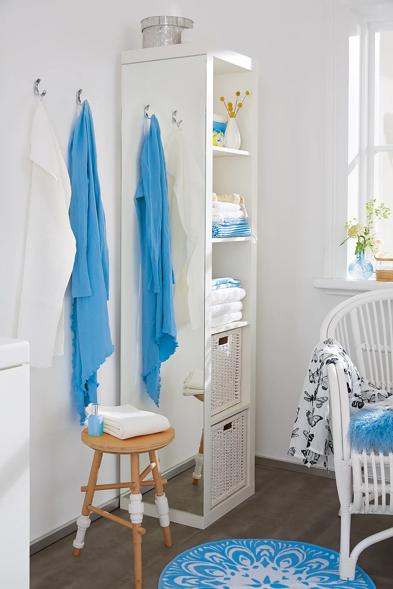 It can be difficult to find space for a full-length mirror, especially in small apartments. But here's a solution. Using moisture-resistant tesa Powerbond® MIRROR, you can attach a long mirror to the side of a bathroom shelf unit.