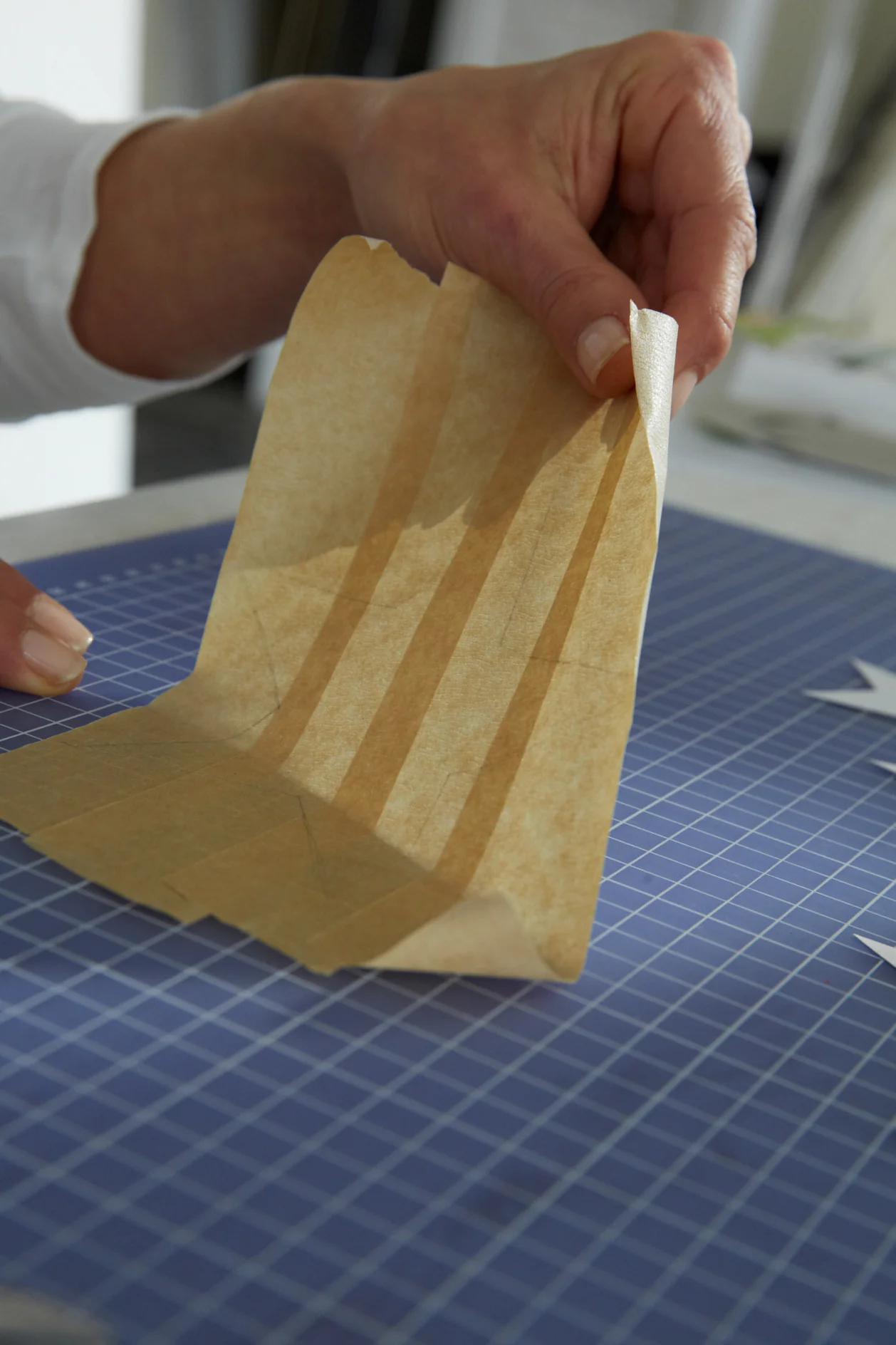 Das tesa® Maler-Krepp ECO PREMIUM in einem Stück abziehen.