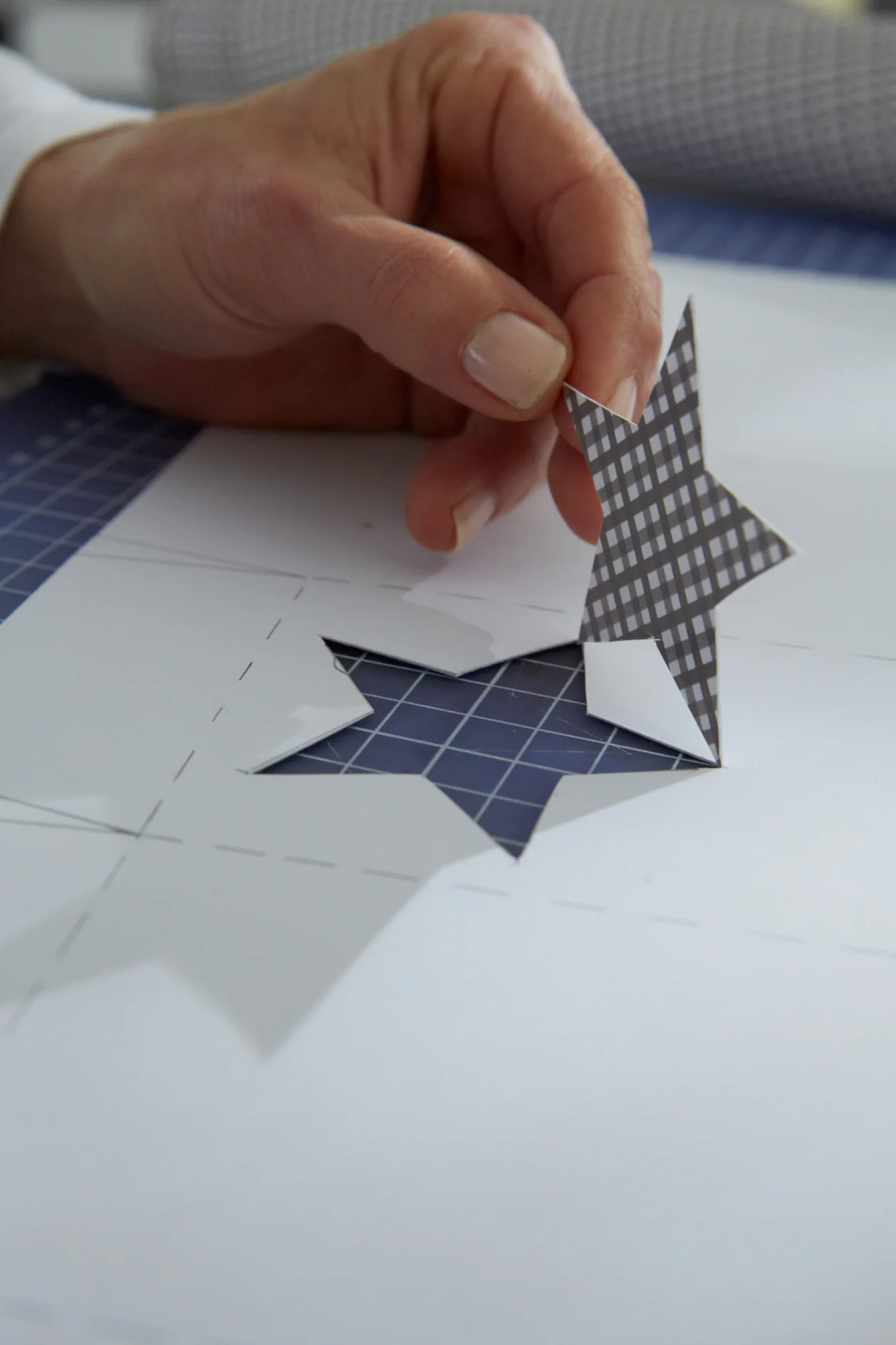 DIY Elegant Folded Cartons / Step 4: Cut out star