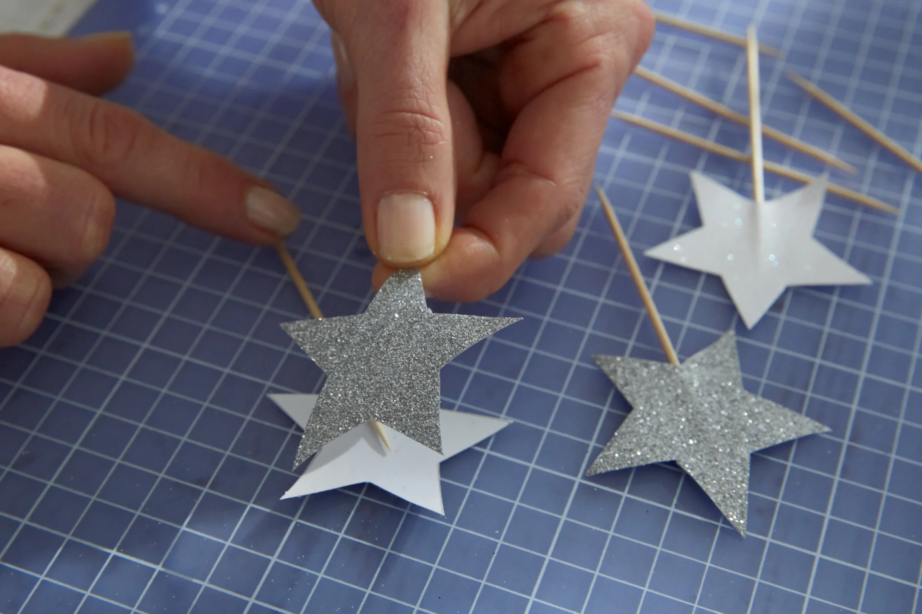 DIY Cupcakes with a Festive Look / Step 7: Toothpick