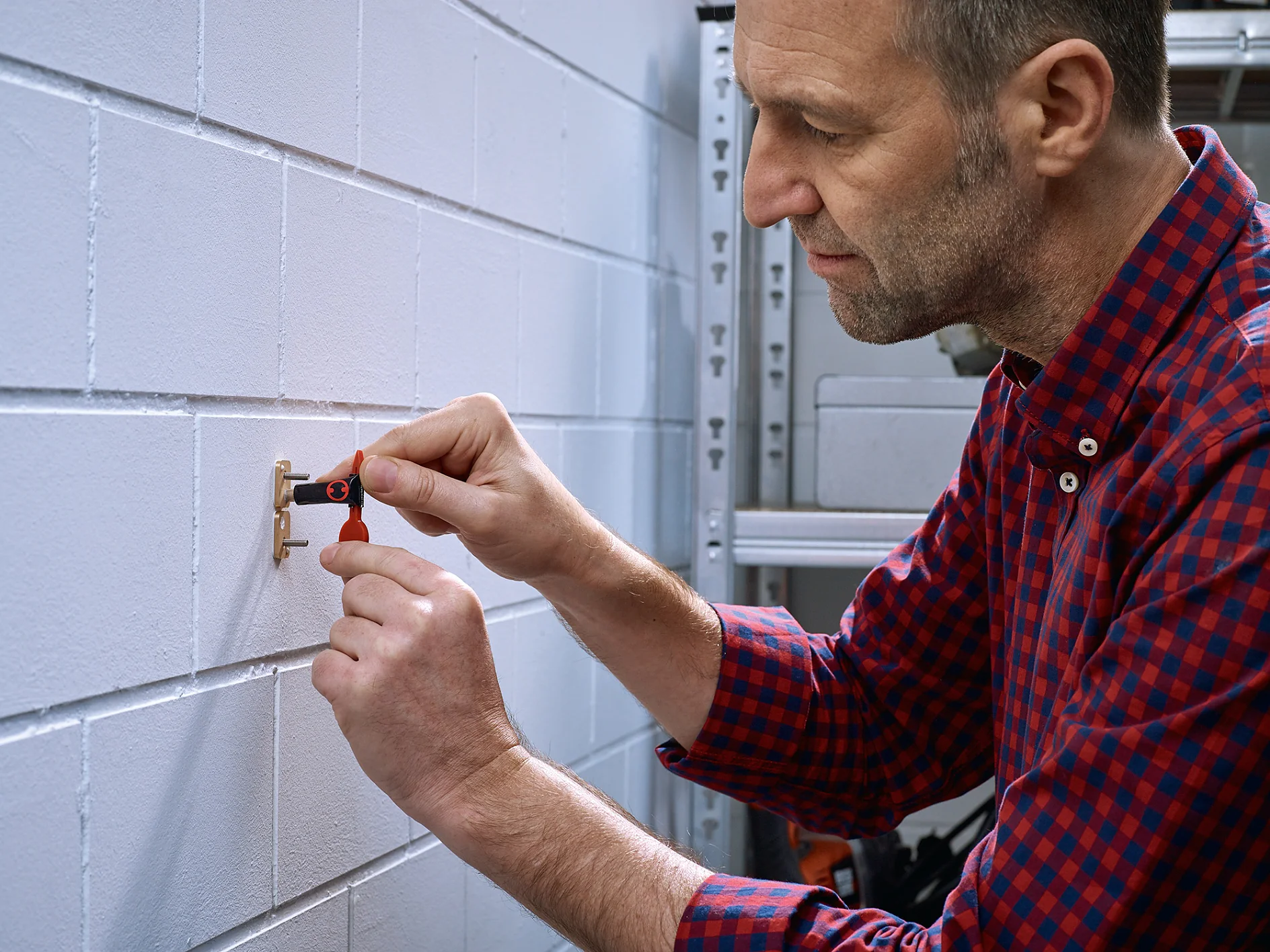 Applying the adhesive for a tesa® Adhesive Screw Rectangular for Brick & Stone