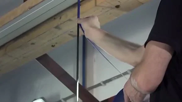 Video d'application fixation adhesive pour cloisons vitrees