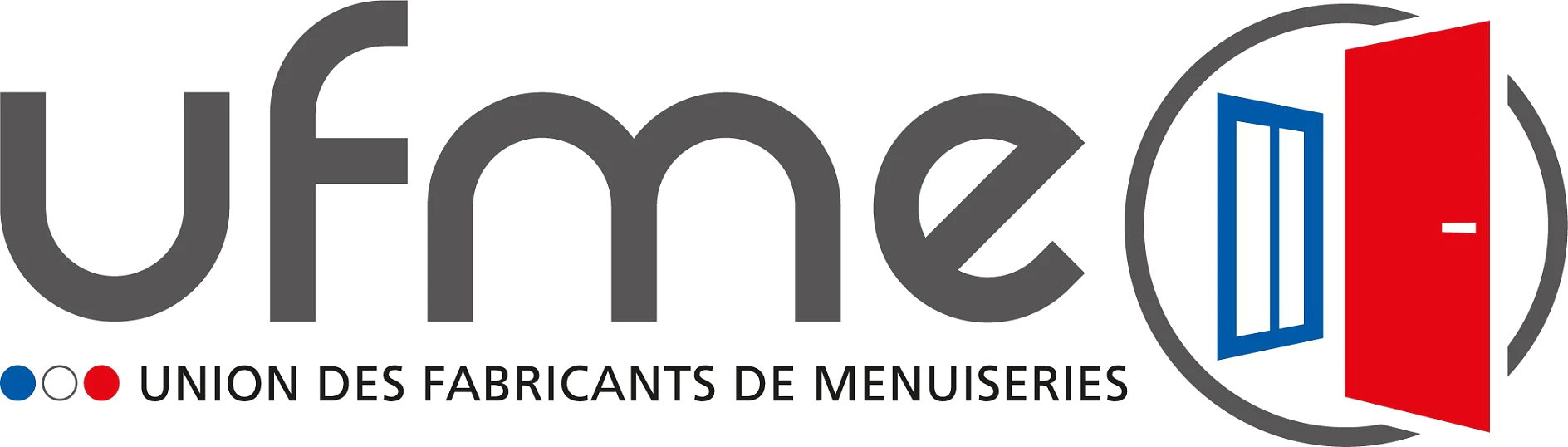 Logo de lUnion des Fabricants de Menuiseries (UFME) comportant le sigle « ufme » en lettres grises. À droite, une porte rouge stylisée légèrement entrouverte ; en dessous, le nom complet de lorganisation avec trois petits cercles colorés en bleu, rouge et gris. (This text has been generated by AI)