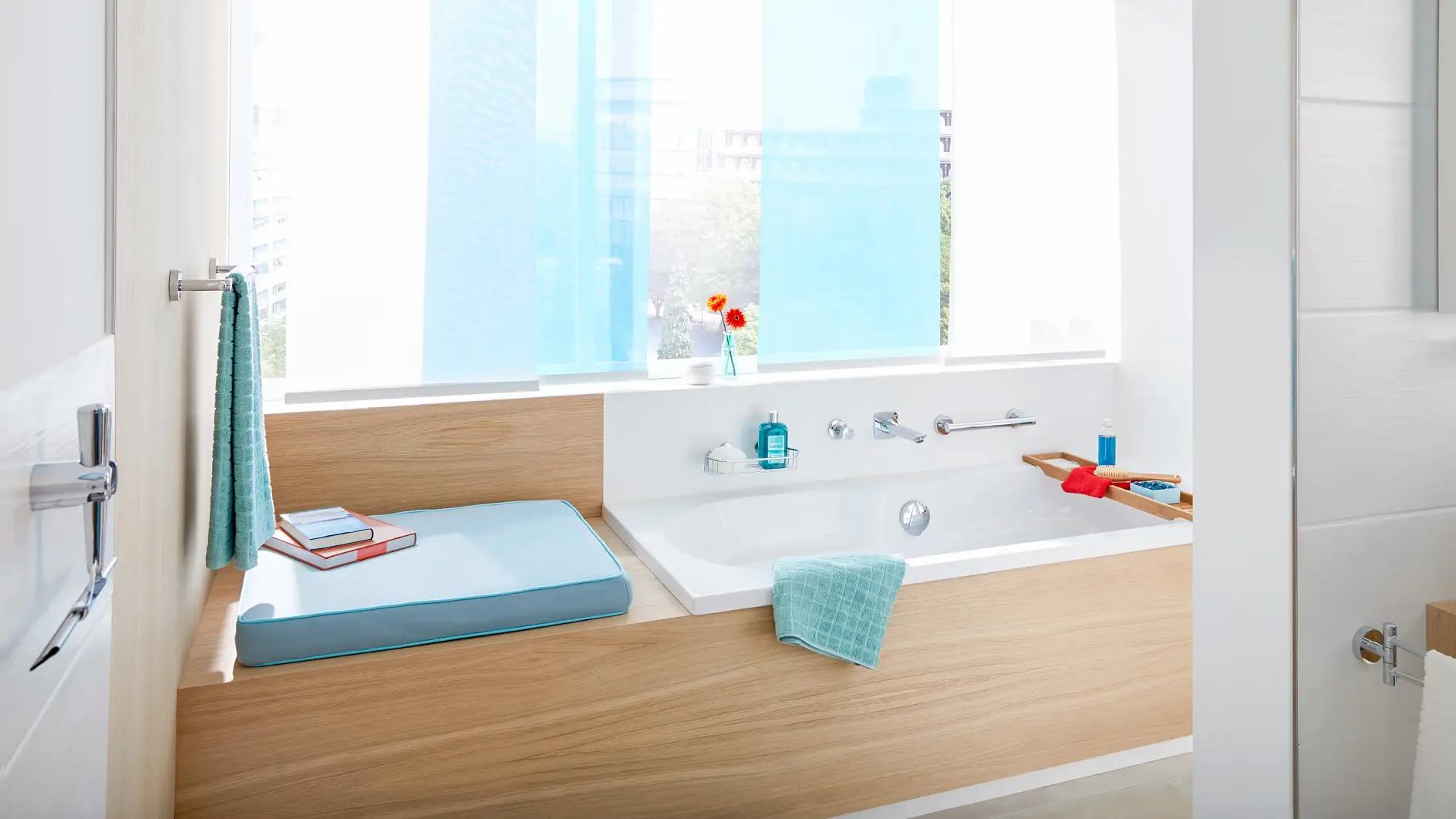 Barres d’appui et solutions de rangement en laiton chromé pour la salle de bains.