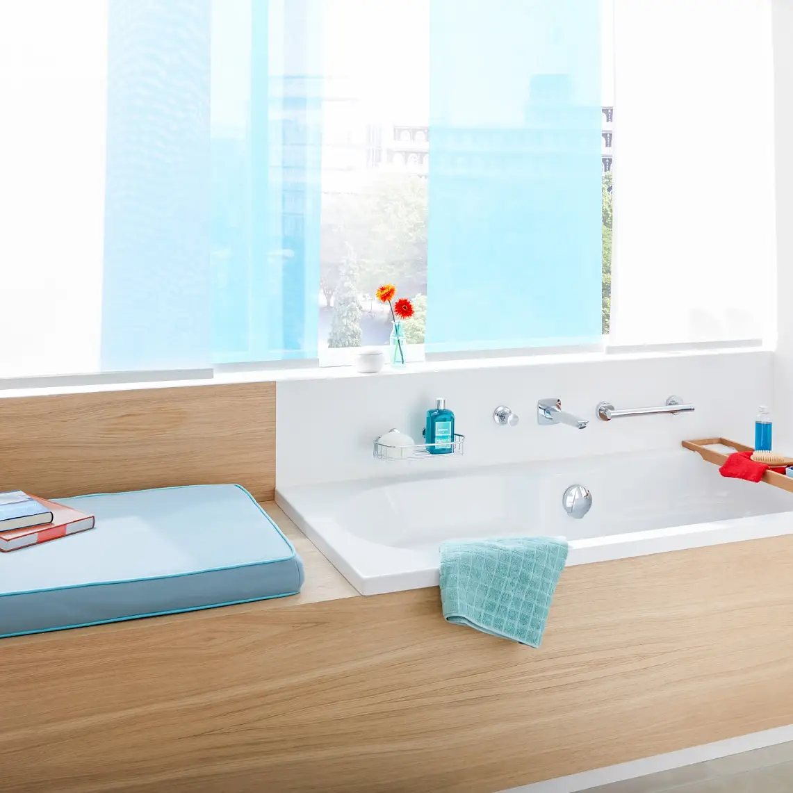 Barres d’appui et solutions de rangement en laiton chromé pour la salle de bains.