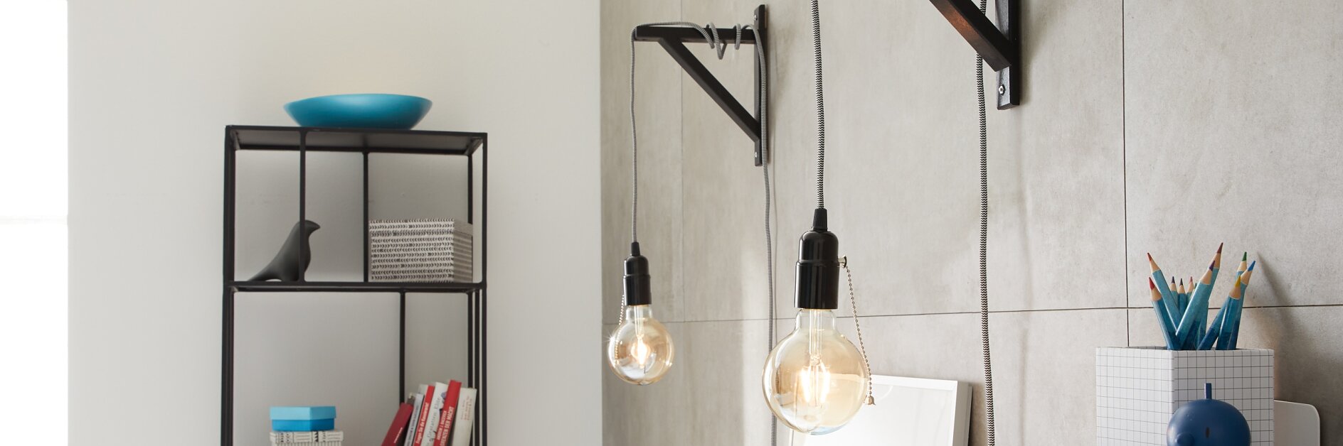 These decorative wall mounted lamps hang on simple wooden consoles. The eye-catcher: the nostalgic carbon filament LED bulbs. The wall light fixture is easily mounted to the wall with an adhesive screw – and without using a drill.