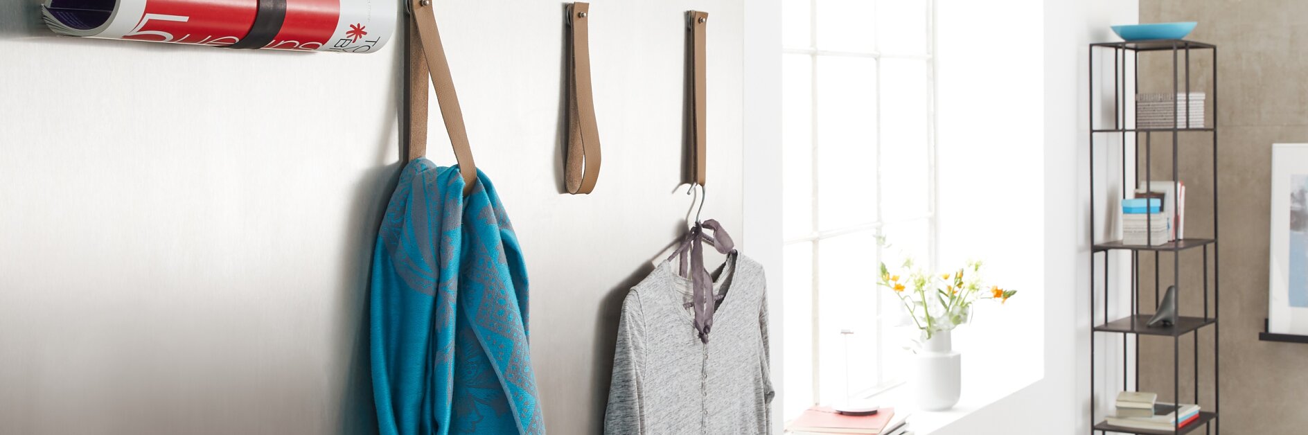 Whether on a cool metal board like here, or simply on the wall – With the round adhesive screws, these modern coat hooks made of leather loops can be easily mounted without drilling any holes!