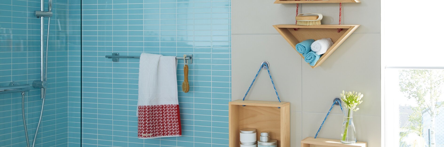 The wall mounted shelves in decorative box or triangular shapes hang on braided cords, which in turn are attached to round tesa® Adhesive Screws. The advantage: The DIY decorative shelf will safely hold as long as you need it and leaves no holes in the wall when you remove it.