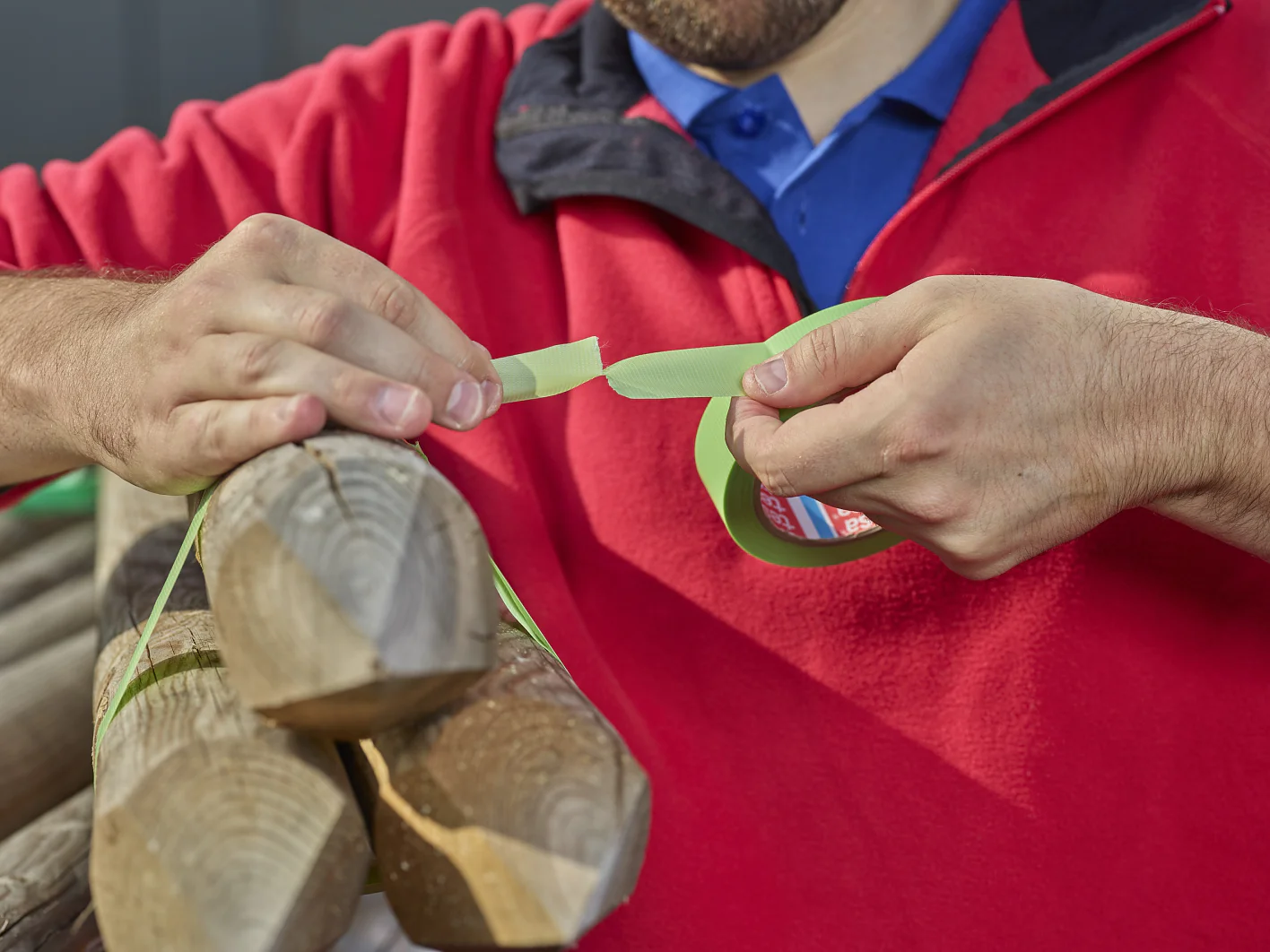 Cerclage de troncs d'arbre avec le tesa® 4621