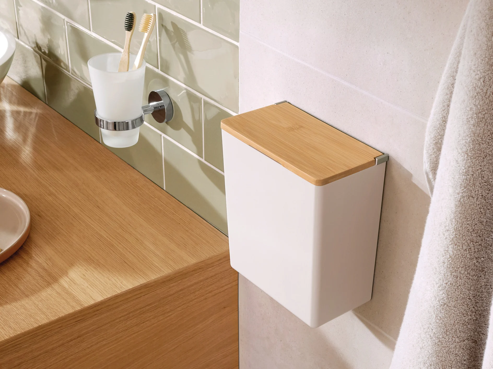 Boîte Salle De Bain Tesa Baboo M – Couvercle Bambou, Fixation Sans Perçage, 3 Kg – Blanc Mat & Élégant