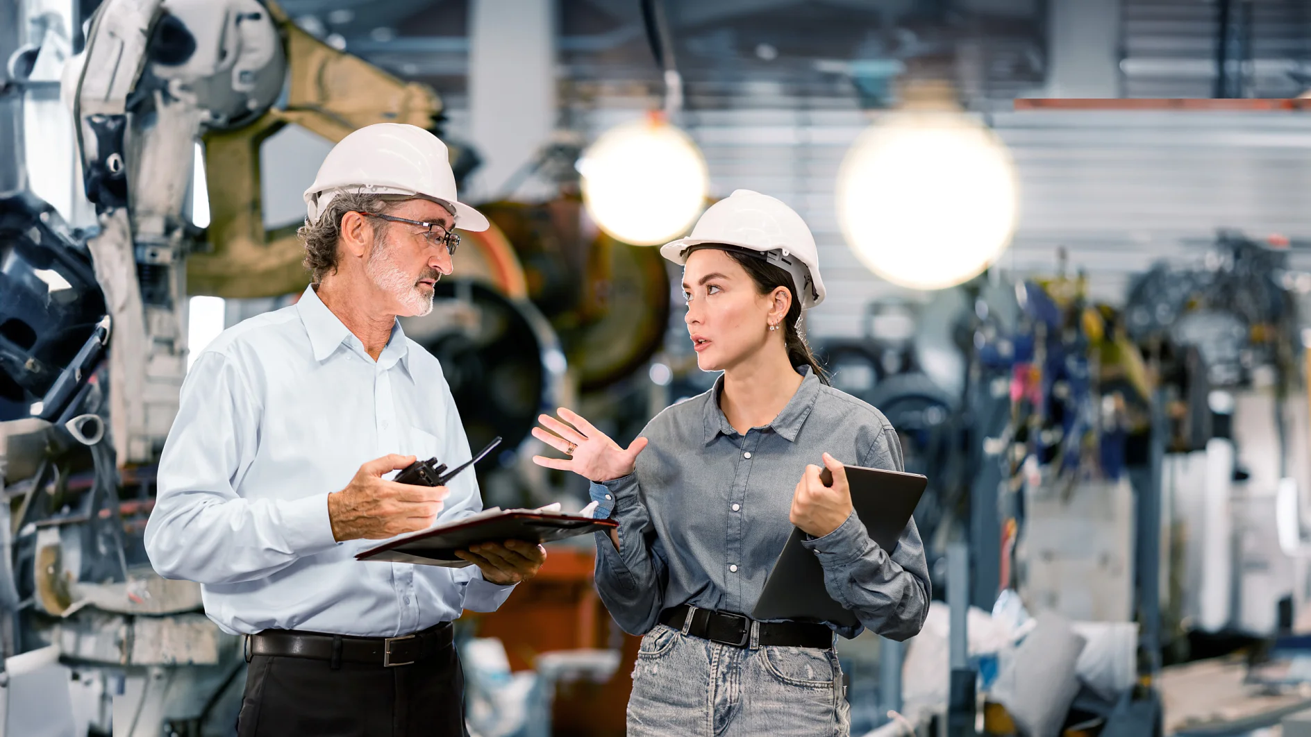 Industrie du recyclage : un employé qui travaille dans un centre de recyclage