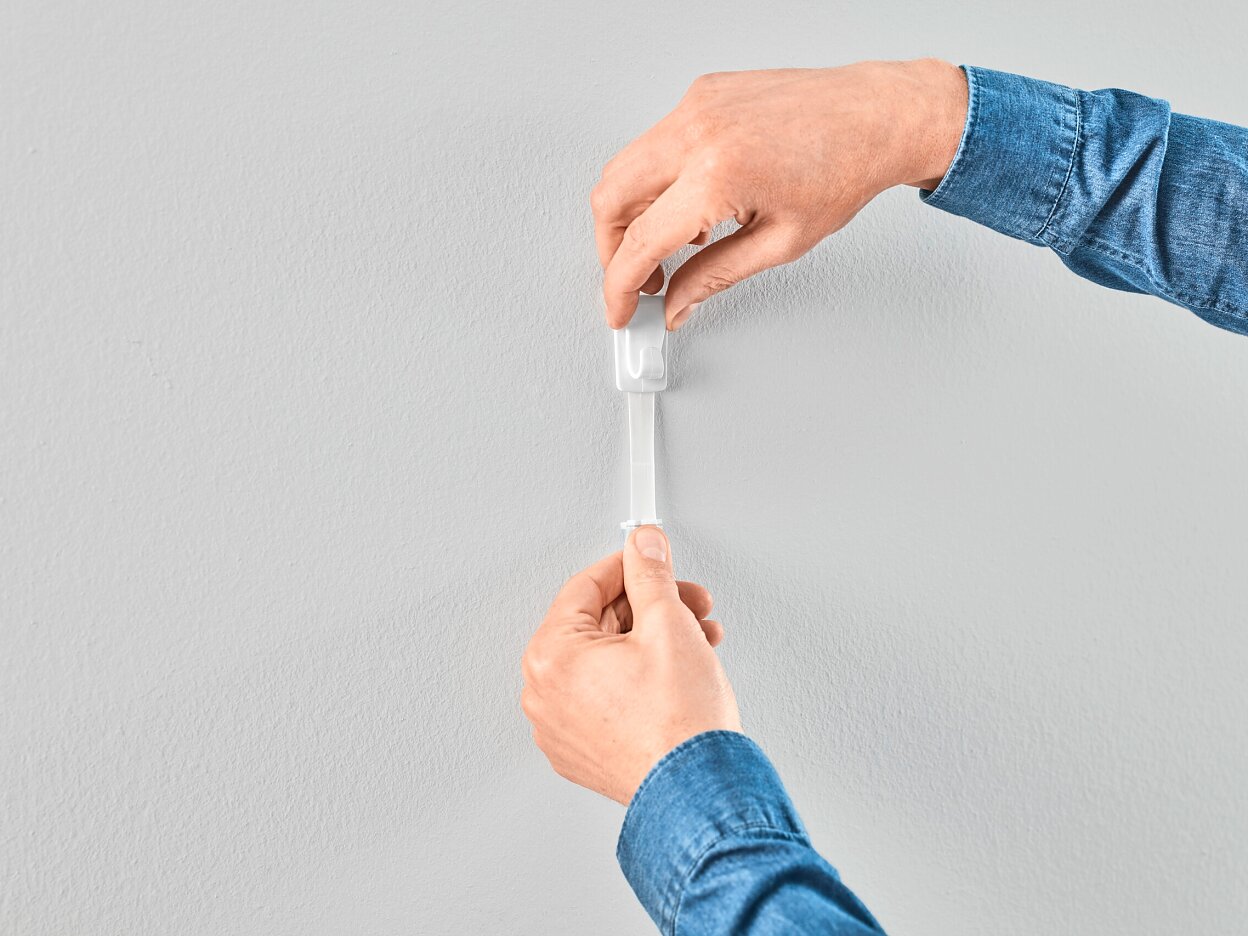 [en-en] tesa SMS White hook, large, up to 0.5kg, step 6 of 6