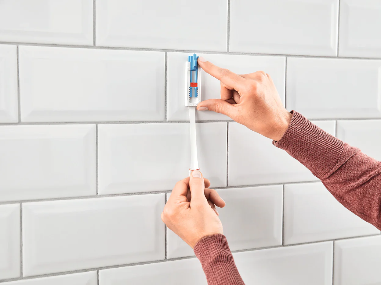 [en-en] tesa SMS Adjustable nail for canvas for tiles up to 2kg, step 6 of 6