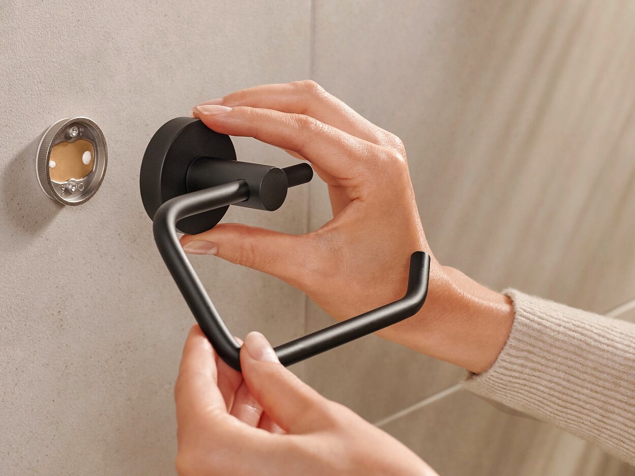 tesa_Moon_coloured_toilet_roll_holder_step_05of10_ap