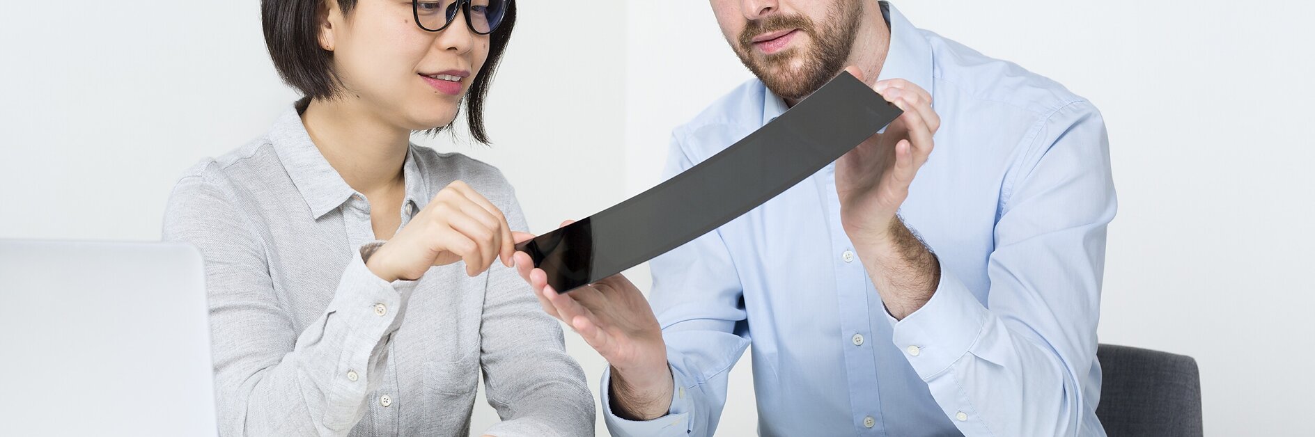 employés de tesa avec échantillons 001