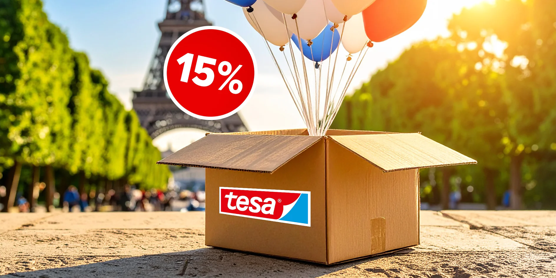 Une boîte en carton étiquetée "tesa tape" avec des ballons rouges, blancs et bleus flotte devant la Tour Eiffel. Un cercle rouge portant l'inscription "15%" est visible, suggérant une remise ou une promotion. L'arrière-plan est ensoleillé avec des arbres verts. (This text has been generated by AI)