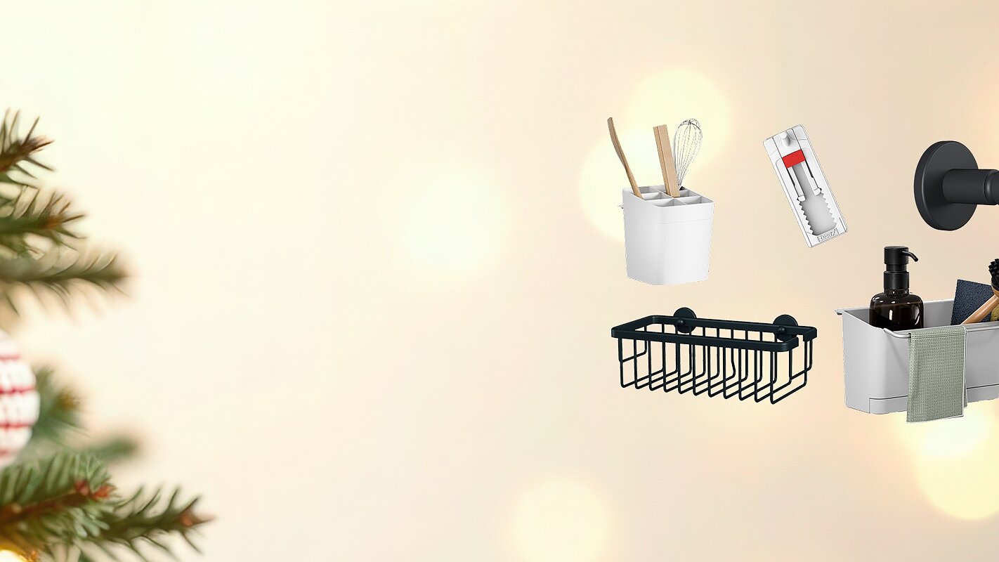 Gros plan d'un sapin de Noël avec des ornements rouges et blancs ; à droite, des accessoires de salle de bains montés à l'aide de ruban adhésif tesa sur un fond flou. (This text has been generated by AI)