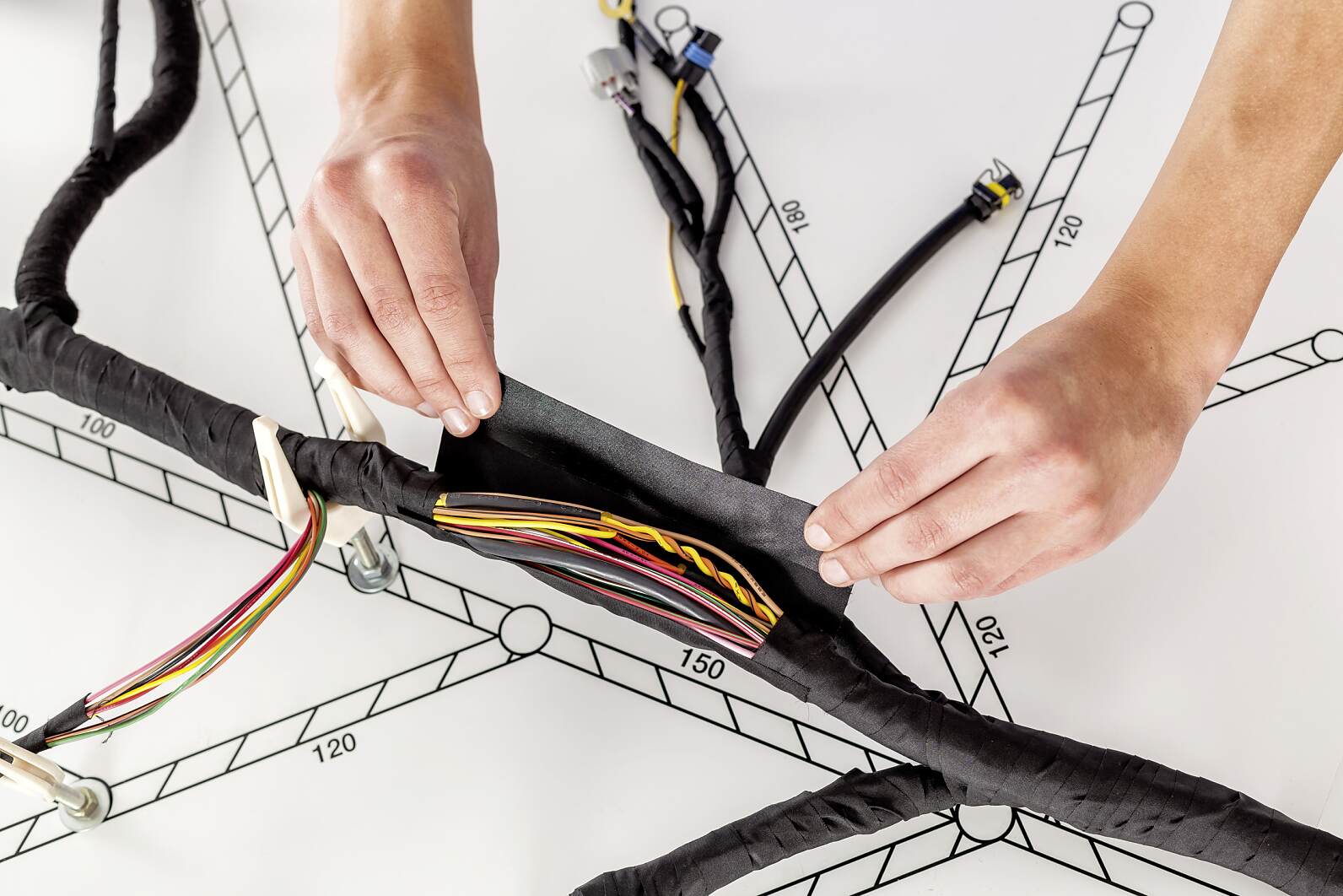 Câblages pour l'automobile, câbles et composants électriques