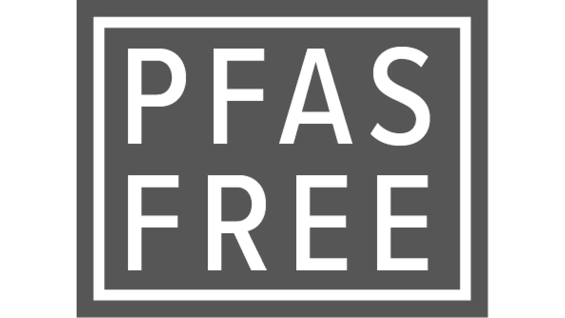 Un rectangle gris avec le texte « PFAS FREE » en lettres majuscules blanches et grasses est centré à l'intérieur d'un cadre bordé de ruban tesa. (This text has been generated by AI)
