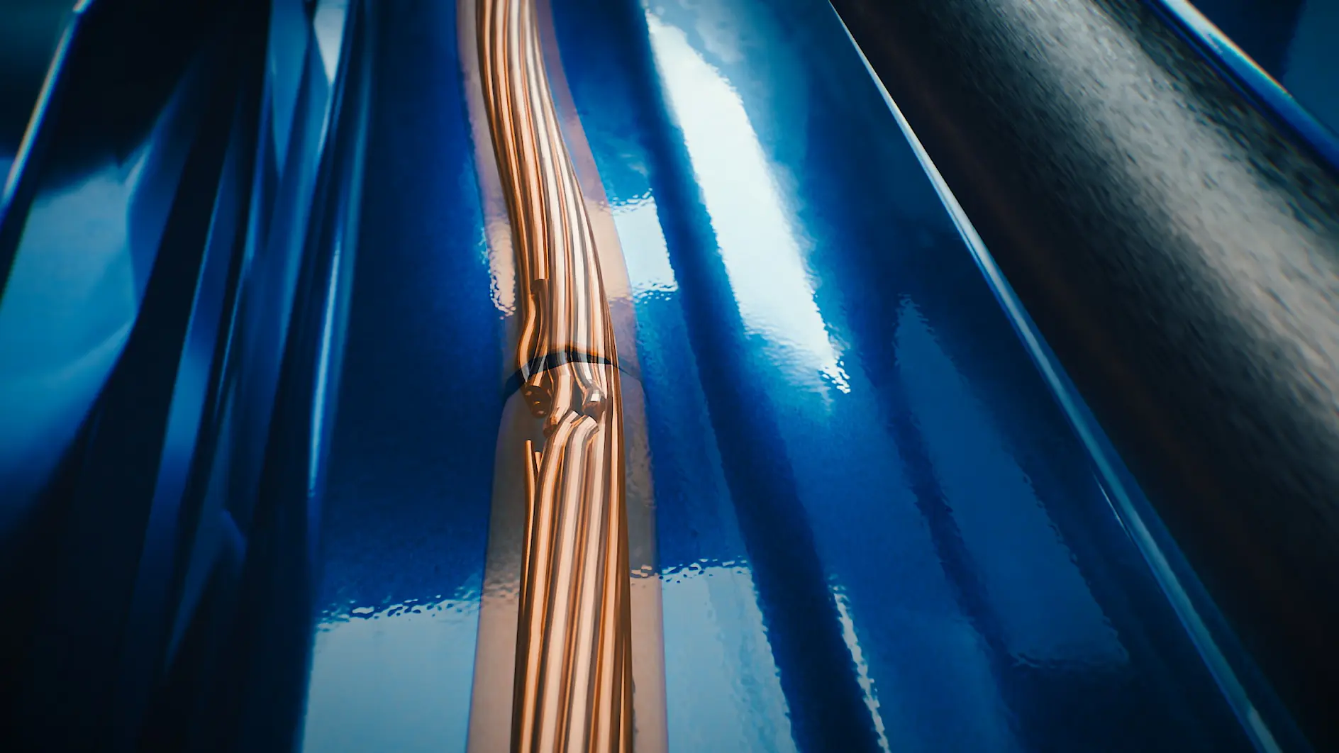 Gros plan sur une surface bleue brillante mettant en avant un rouleau de ruban tesa en cuivre ou bronze au centre, avec des reflets lumineux et une texture métallique fine.