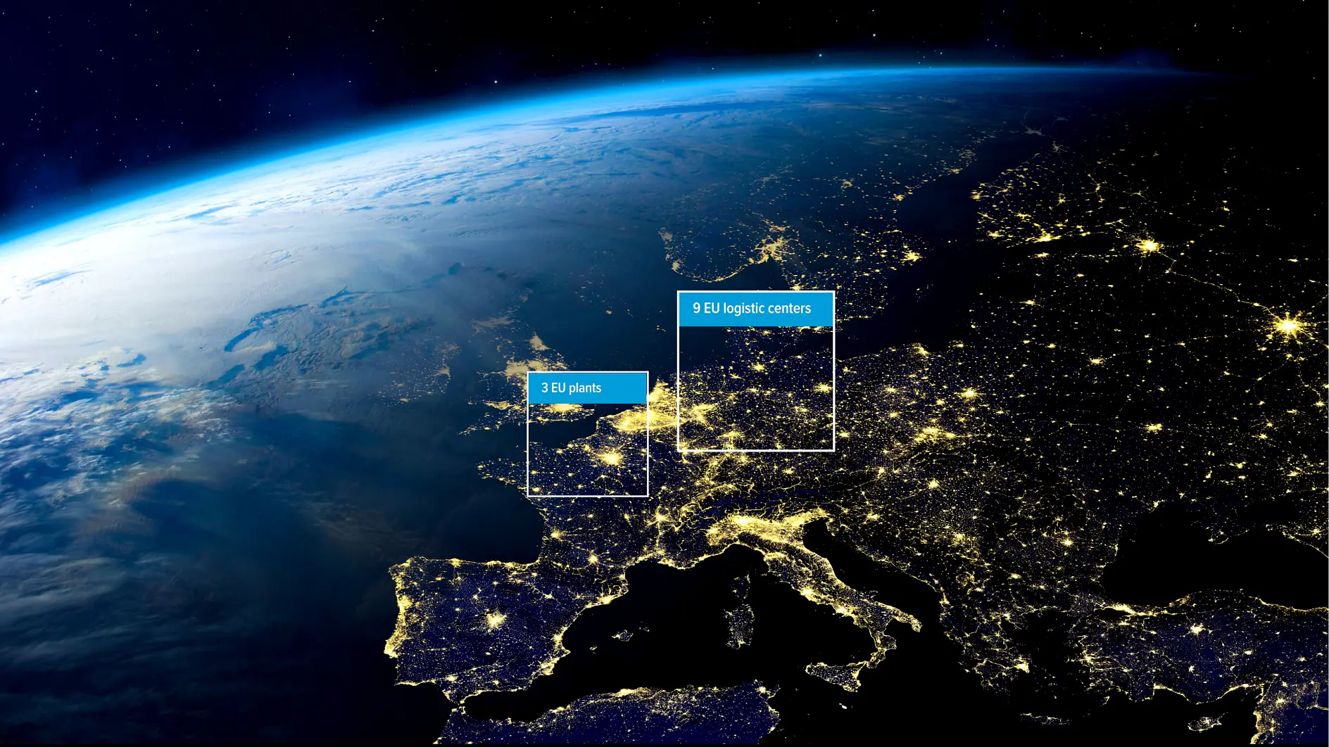Vue de l’Europe depuis l’espace la nuit, avec des lumières de ville illuminées. Des étiquettes indiquent 3 usines de ruban tesa dans l’UE au-dessus de la France et 9 centres logistiques de ruban tesa dans l’UE au-dessus de l’Europe centrale. La courbure de la Terre et de l’atmosphère est visible.