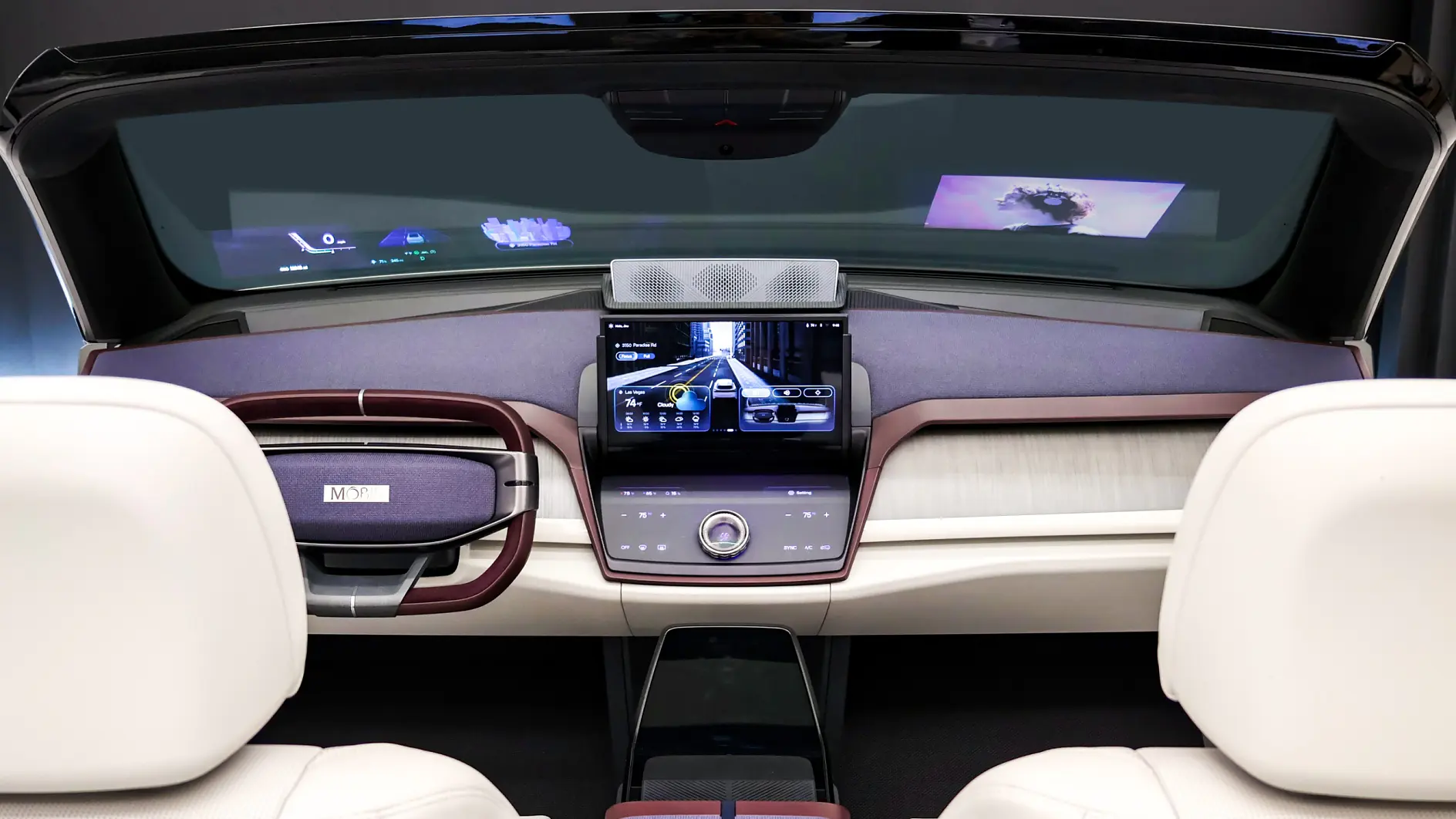 Vue de l'intérieur d'une voiture moderne depuis la banquette arrière, avec des sièges en cuir blanc, un tableau de bord numérique, un écran central et du ruban tesa utilisé dans la garniture. (This text has been generated by AI)