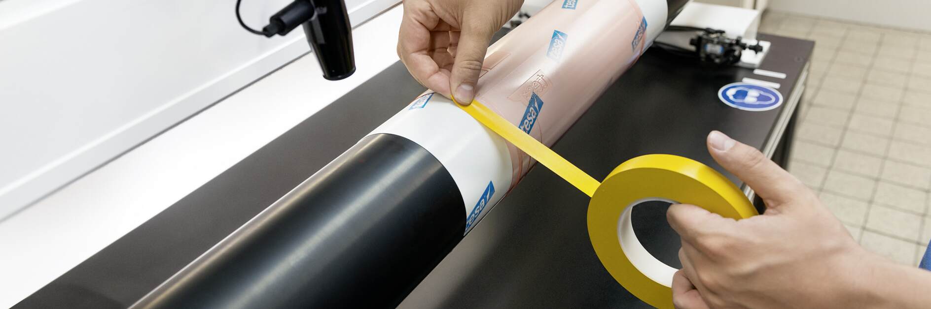 tesa® Technikai szalagok flexo nyomtatáshoz: Szélragasztás