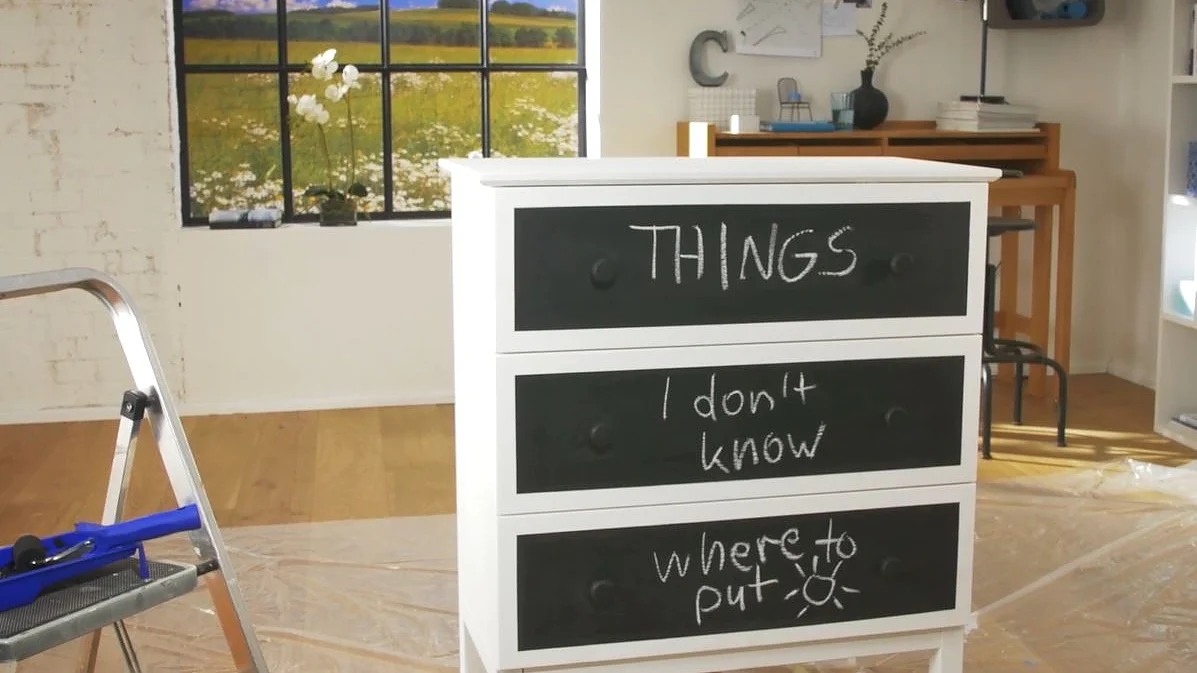 With white acrylic paint and chalkboard paint you go from an old and boring dresser to a unique and modern piece of furniture.