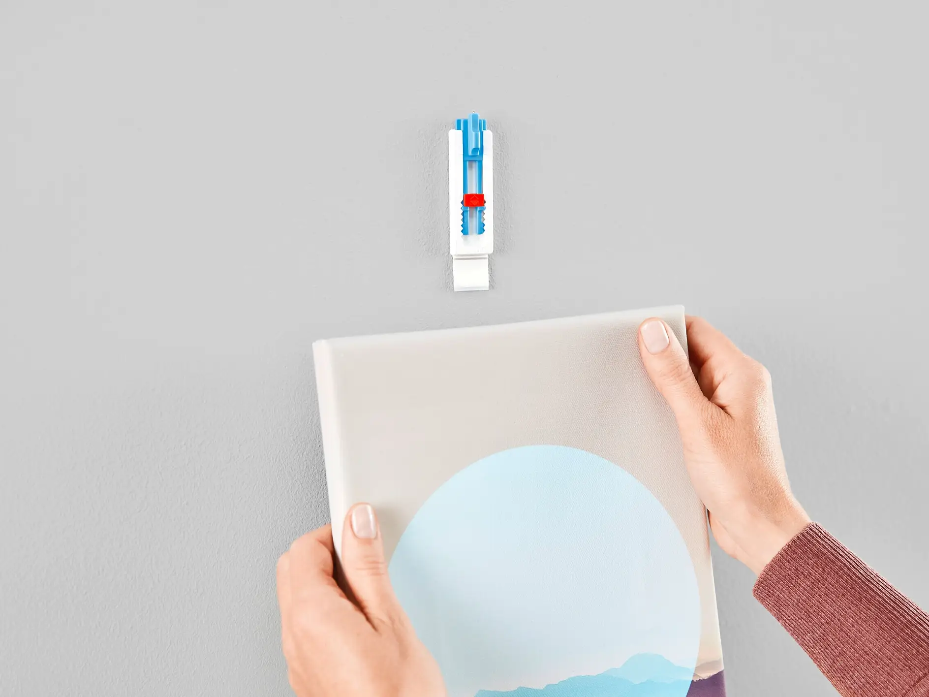 [en-en] tesa SMS adjustable nail for canvas for wallpaper up to 1 kg, step 5 of 6