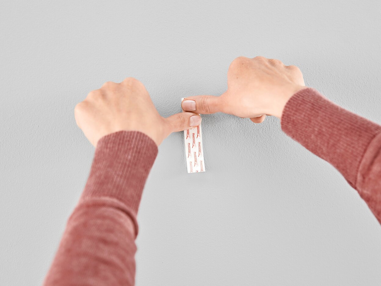 [en-en] tesa SMS adjustable nail for canvas for wallpaper up to 1 kg, step 2 of 6