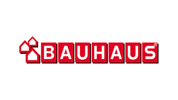BAUHAUS logó, amelyben minden betű egy piros négyzetben van, bal oldalon három geometrikus házformájú alakzattal. (This text has been generated by AI)