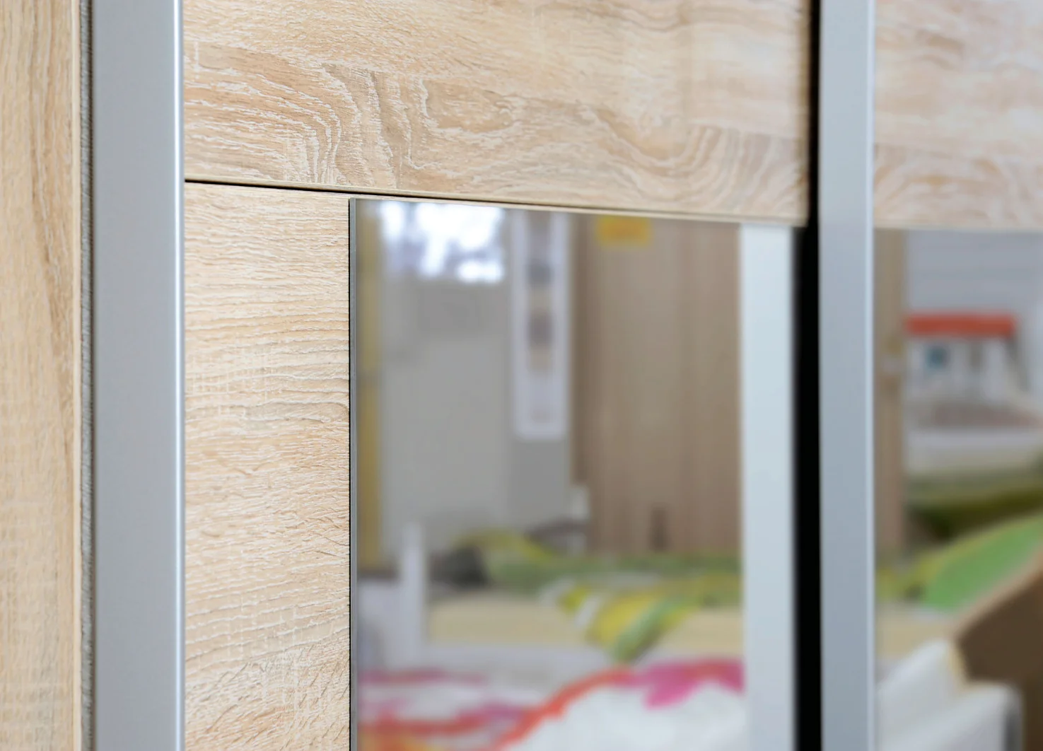 Cermin pada sebuah furnitur
