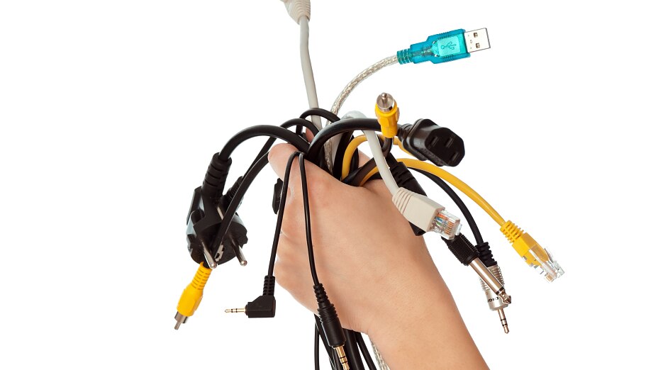 kabel wanita membawa kabel yang berbeda di tangan