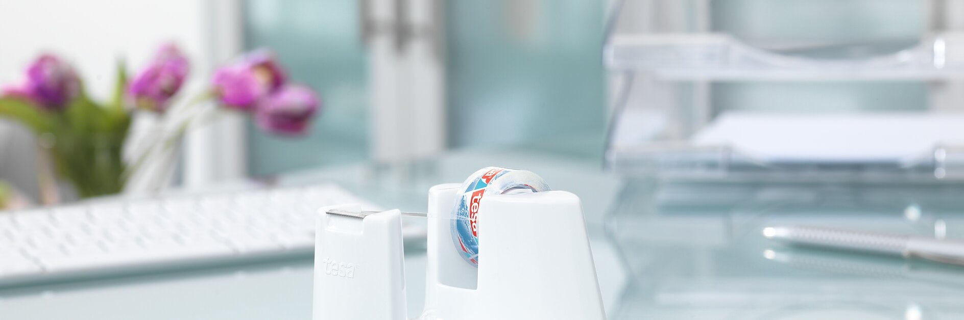 Dispenser da scrivania di design bianco con tecnologia stop-pad per nastro da ufficio.